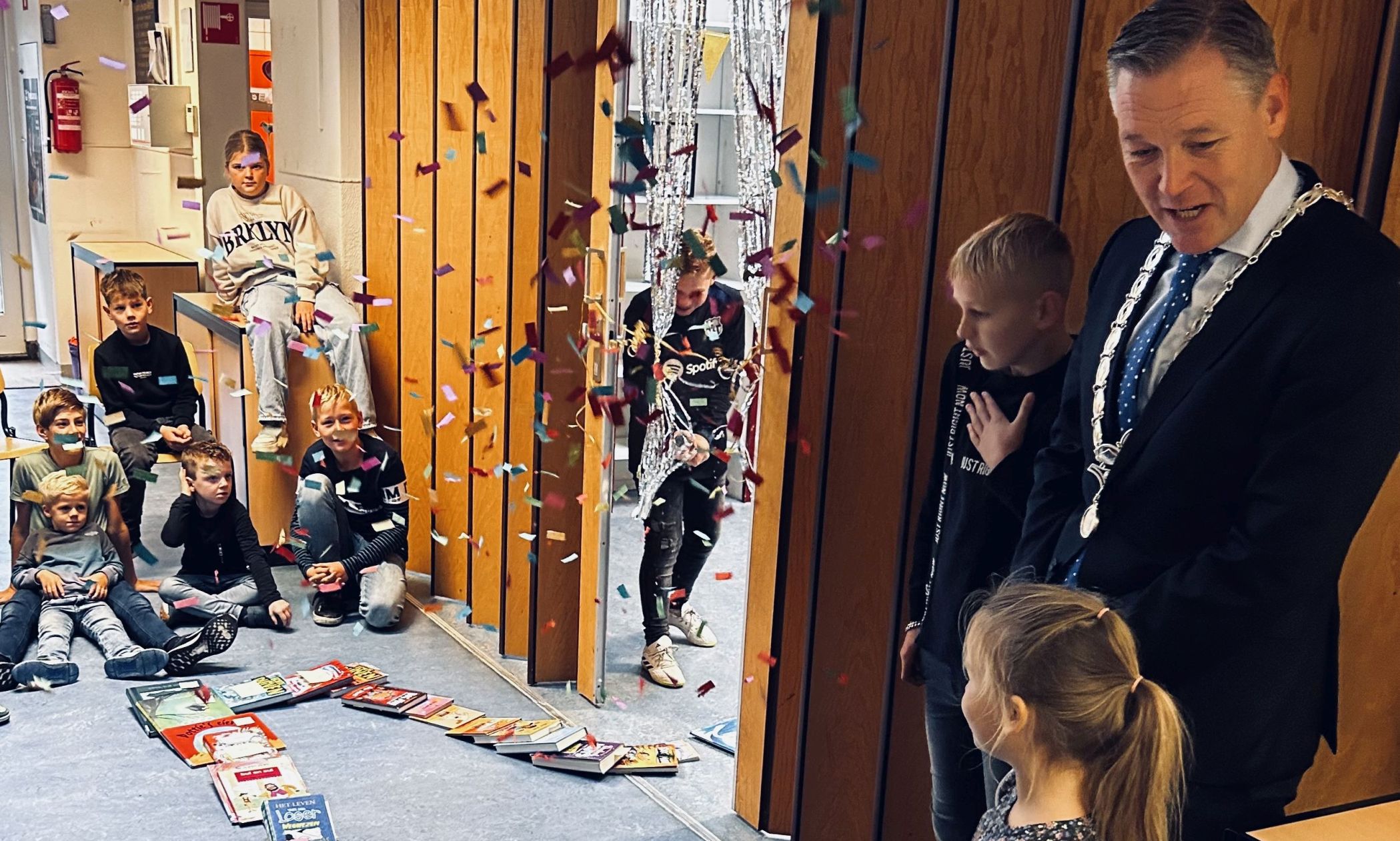 Een krentenbol met burgemeester Broekhuizen