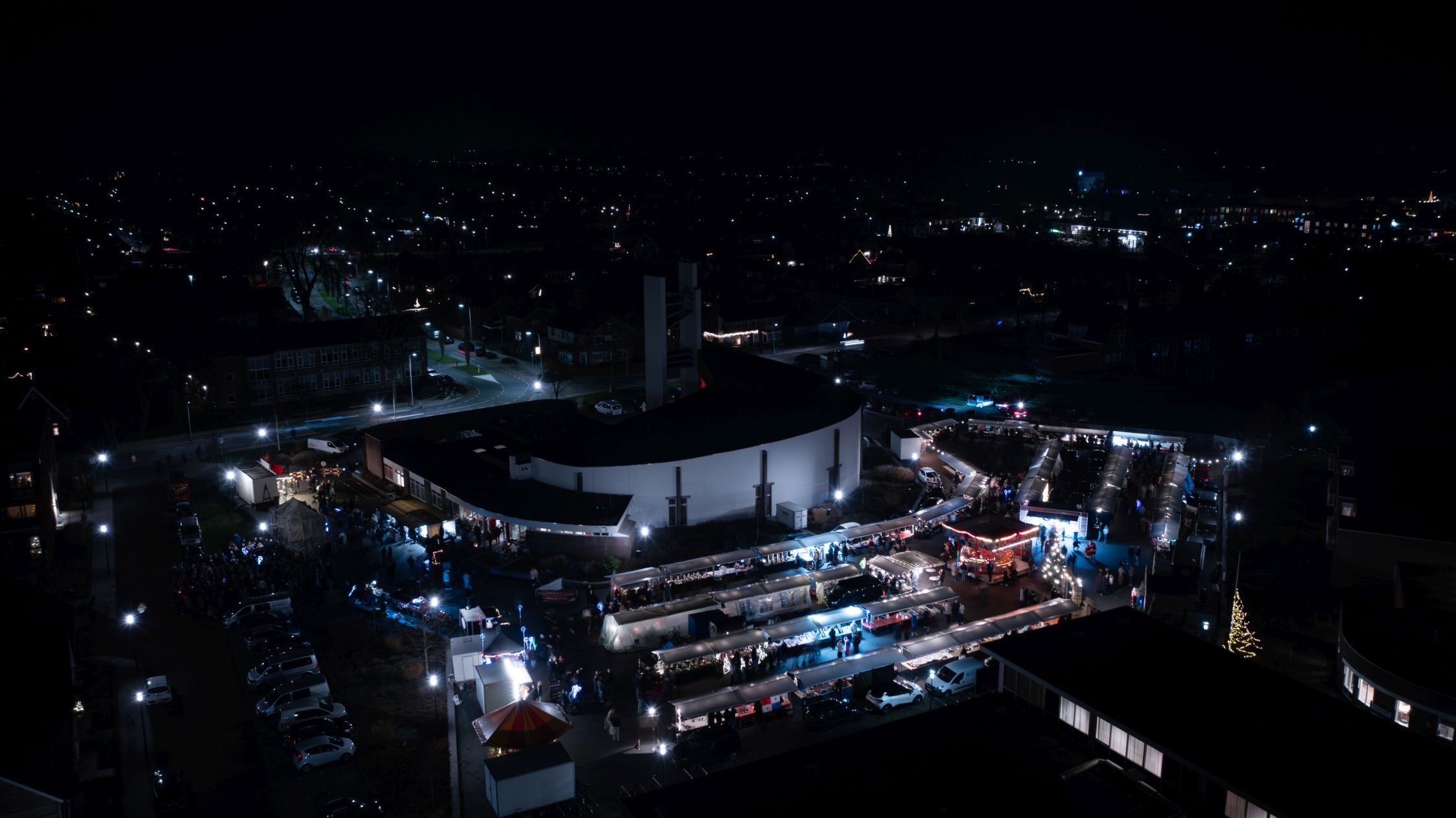 Nieuwe locatie kerstmarkt in Vroomshoop valt in de smaak