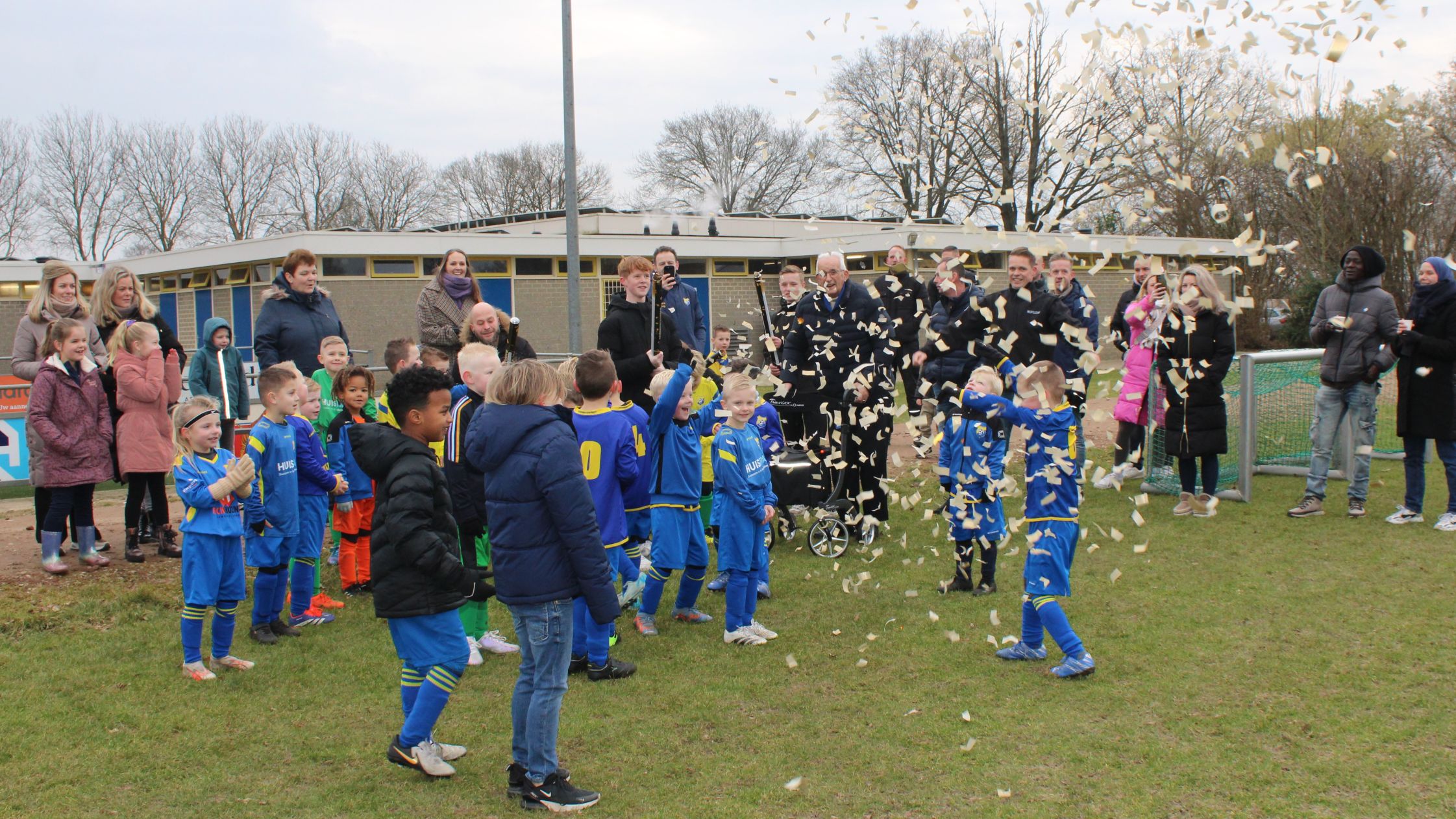 Actie voetbalplaatjesalbum van de PLUS Vroomshoop feestelijk van start