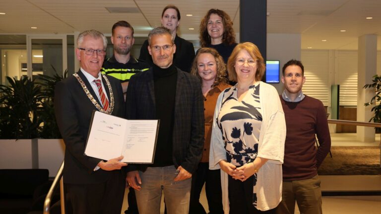 Ondertekening buurtbemiddeling (002)
