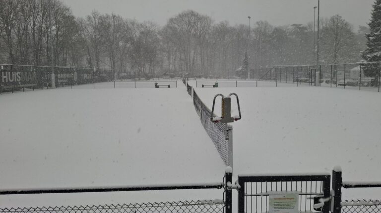 tennisbaan in de sneeuw