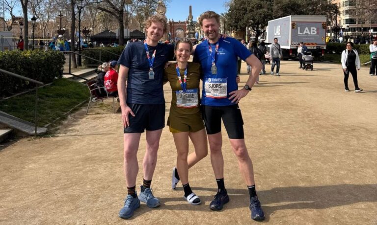 Rene Josine en Sjors de drie Vriezenveense marathon Barcelona lopers (003) brted