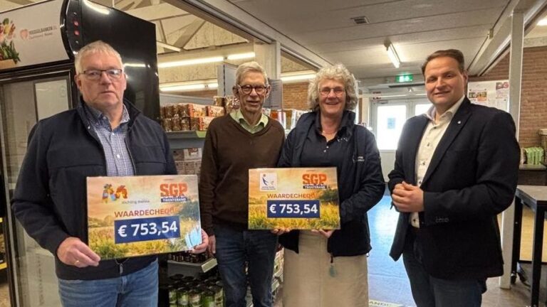 SGP geeft Cheque aan Manna en STKO (002)