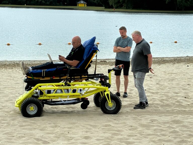 De strandbrancard wordt uitgebreid getest